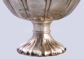 Ezüst kínáló tálka. Dianás jelzéssel, mesterjeggyel jelzett. d: 16 cm m: 9 cm, 130 g