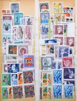 Vegyes külföldi képes bélyegek a világból, benne Ausztria, Indonézia, Mexikó, Ruanda, többi Dél-amerikai ország, Egyiptom, Bulgária, stb. 16 lapos nagyalakú berakóban (erősen használt állapotban)