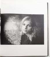 Szilágyi Lenke: Fényképmoly. Bp., 2004, Ernst Múzeum. Gazdag képanyaggal illusztrált. Kiadói kartoná...