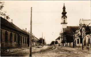 Petrőc, Backi Petrovac, Petrovec; Hlavná ulica. Foto A. Labath / Fő utca, templom / main street, church (gyűrődés / crease)