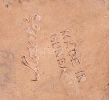 Komlós kerámia: Éneklő kislány. Festett mázas kerámia, jelzett, hibátlan, m:16 cm