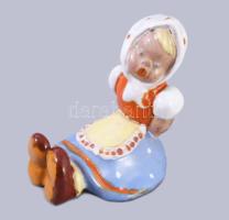 Komlós kerámia: Ülő kislány. Festett mázas kerámia, jelzett, hibátlan, m:16 cm