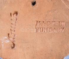 Komlós kerámia: Ülő kislány. Festett mázas kerámia, jelzett, hibátlan, m:16 cm