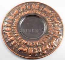 Nagy méretű iparművész réz fali dísztál. Aratási jelenettel, állatokkal, klf paraszt emberekkel d: 40 cm
