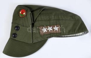 Katonai gyakorló sapka, bőr fegyvertok, ejtőernyős törzskönyv,