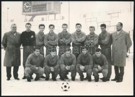 1963/64 UTE csapatfotó, téli felkészülés, hátoldalon a csapattagok nevével, 13×18 cm