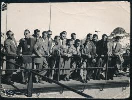 1955 Az Aranycsapat fotója, Puskás, Tichy, Grosics, Machos, stb., felületén törésnyomok, 9×12 cm