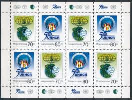 2001 Nemzetközi Szervezetek 50. évfordulója blokk, a jobb alsó 2. bélyegen kék folt a felirat mellett tévnyomat