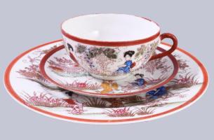 Személyes japán porcelán teáskészlet. kézzel festett, jelzett, minimális kopással. Kiöntő, 8 csésze,...