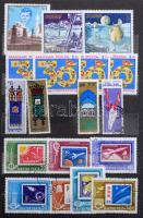 Kis hagyaték amatőr gyűjtésből 5 közepes és 1 kisebb berakóban, füzetekben, dobozokban, magyar és kü...