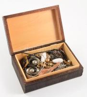 Egy doboznyi retro bizsu, fa dobozban 15 cm