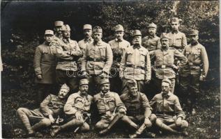 1916 Első világháborús osztrák-magyar katonák csoportképe / WWI Austro-Hungarian K.u.k. military, soldiers' group. photo (kis szakadás / small tear)