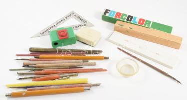 Egy doboznyi retro írószerek, csehszlovák és magyar, töltőceruza, hegyező, alu vonalzó stb