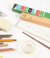 Egy doboznyi retro írószerek, csehszlovák és magyar, töltőceruza, hegyező, alu vonalzó stb