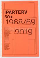 IPARTERV50+ 1968/69 2019. Szerk.: Popvics Viktória. [Bp.], 2019, Ludwig Múzeum - Kortárs Művészeti Múzeum, 234 p. Magyar és angol nyelven. Gazdag képanyaggal illusztrált. Benne: Bak Imre, Baranyay András, Erdély Miklós, Frey Krisztián, Hencze Tamás, IPUTNPU/St. Turba Tamás, Jovánovics György, Kemény György, Keresü Ilona, Konkoly Gyula, Lakner László, Major János, Méhes László, Molnár SÁndor, Nádler István, Pálfalusi Attila, Siskov Ludmil, Tóth Endre, Andreas Fogarasi, Borsos Lőrinc, Horváth Lőrinc, Horváth Tibor, Kaszás Tamás, Kis Varsó, Kerezsi Nemere, Sugár János. Megjelent 500 példányban. "Ötven éve került megrendezésre az Iparterv I. (1968) és az Iparterv II. (1969) kiállítás, amely kánonteremtő fogalommá válva egy egész művészgeneráció névadójaként vonult be a hazai művészettörténetbe. Az aczéli kultúrpolitika ellenszelében a kor nemzetközi tendenciáinak (pop art, arte povera, informel, hard edge, konceptualizmus) és a nyugati művészeti világ eseményeinek (1964-es Velencei Biennále, 1968-as kasseli dokumenta) fonalát felvéve szerveződött kiállításokra az Ipari Épülettervező Vállalat belvárosi székházában került sor Sinkovits Péter művészettörténész rendezésében. Az 1968 decemberében 11 fiatal művész, Bak Imre, Frey Krisztián, Hencze Tamás, Jovánovics György, Keserü Ilona, Konkoly Gyula, Lakner László, Molnár Sándor, Nádler István, Siskov Ludmil és Tót Endre részvételével a cenzori hivatal megkerülésével nyílt "zsűrimentes" tárlat csak néhány napig volt látható. 1969 októberében Baranyay Andrással, Major Jánossal, Méhes Lászlóval és Szentjóby Tamással, valamint új irányzatokkal kiegészülve újra megrendezték a kiállítást. Az "Iparterv-jelenség" ugyanakkor nem csupán két kiállítást és egységes csoportot nem képező, egymástól nagyon különböző pozíciókat képviselő művészeket sűrít magába, hanem egy korszakot, egy szélesebb szellemi közeget jelöl. ... Az IPARTERV 50+ című csoportos tárlat az 1968-as és 1969-es Iparterven kiállító művészek legújabb munkáiból, ill. a már lezárt életművek legutóbbi szakaszából nyújt válogatást. Emellett pedig a rendszerváltás utáni generációk reflexiói számára is megnyitjuk a teret a jelenkori művészet azon alkotásait bemutatva, amelyek az Iparterven szereplő művészek egyes műveire és általánosságban a magyar neoavantgárdra reflektálnak." https://www.ludwigmuseum.hu/hir/iparterv-50 Kiadói papírkötés.