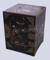 Antik keleti lakkozott ékszeres szekrényke. Kézzel festett, réz veretekkel, hiányzó fogantyú, kulcs, 20 cm