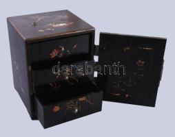 Antik keleti lakkozott ékszeres szekrényke. Kézzel festett, réz veretekkel, hiányzó fogantyú, kulcs,...