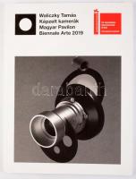Waliczky Tamás: Képzelt kamerák. Magyar Pavilon. Biennale Arte 2019. Az 58. Nemzetközi Képzőművészeti Kiállítás - La Biennale di Venezia Magyar Pavilonjában rendezett kiállítás katalógus. Szerk.: Szegedy-Maszák Zsuzsanna. Bp., 2019, Ludwig Múzeum - Kortárs Művészet Múzeum, 95+1 p. Gazdag képanyaggal illusztrált. Kiadói papírkötés.