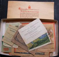 Vegyes nyomtatvány tétel: igazolványok, útlevelek, fotók, meghívók, térképek, szótárak, századeleji ellenörző, stb.