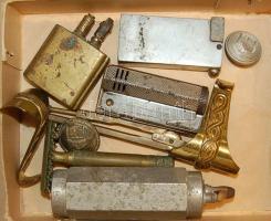 Kis bolhapiac tétel: öngyújtó, apró réztárgyak(körző, borotva, gomb) stb.