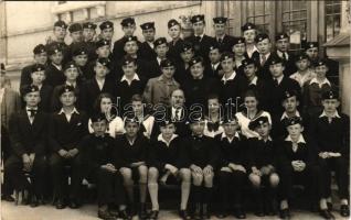 Balassagyarmat, gimnáziumi tanulók, az 1942-ben érettségizett osztály, tagjai Skribák Lenke és Pekár...