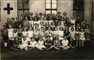 1932 Békéscsaba, az állami elemi iskola IV. osztálya, a Vöröskereszt egyesület elnöknője, csoportkép...