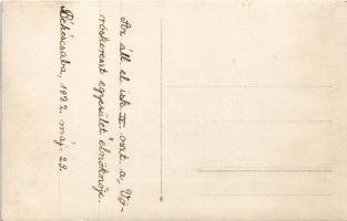 1932 Békéscsaba, az állami elemi iskola IV. osztálya, a Vöröskereszt egyesület elnöknője, csoportkép...