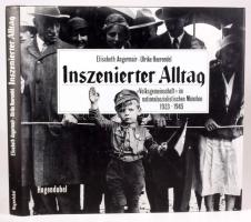Elisabeth Angermair - Ulrike Haerendel: Inszenierter Alltag. "Volksgemeinschaft" im nationalsozialistischen München. München, 1993, Hugendubel. Német nyelven. Gazdag képanyaggal illusztrált. Kiadói kartonált papírkötés, kiadói papír védőborítóban.