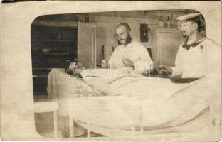 1918 SMS PRINZ EUGEN Osztrák-Magyar Haditengerészet pre-dreadnought csatahajó személyzete a fedélzet...