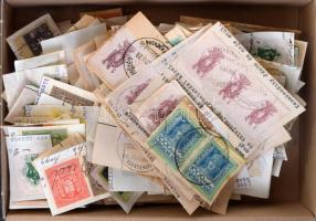 Néhány száz vegyes régi okmánybélyeg kivágásokon