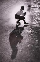 cca 1930-1940 Szendrő István (1908-2000): Korcsolyázó, vintage fotóművészeti alkotás 12x17 cm Paszpartuban