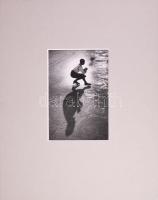 cca 1930-1940 Szendrő István (1908-2000): Korcsolyázó, vintage fotóművészeti alkotás 12x17 cm Paszpa...