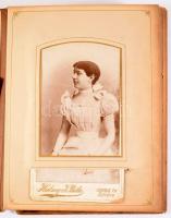 Régi dombornyomott, bőrkötéses fotóalbum kekményhátú fotókhoz, sérülésekkel, gerinc hiányzik, 62 db vegyes fotóval