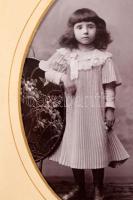 Régi dombornyomott, bőrkötéses fotóalbum kekményhátú fotókhoz, sérülésekkel, gerinc hiányzik, 62 db ...