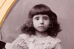 Régi dombornyomott, bőrkötéses fotóalbum kekményhátú fotókhoz, sérülésekkel, gerinc hiányzik, 62 db ...