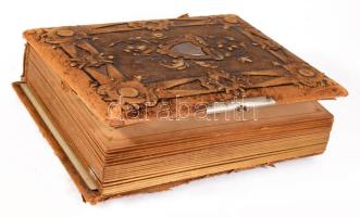 Régi dombornyomott, bőrkötéses fotóalbum kekményhátú fotókhoz, sérülésekkel, gerinc hiányzik, 62 db ...