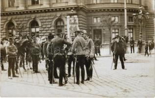 1912 Budapest VIII. 10. huszárezred a Nemzeti Színháznál. A felvétel a Vérvörös csütörtök néven elhí...