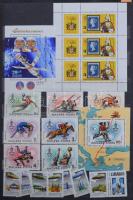 Nagy hullámkarton láda, benne 10 db A/4 vagy nagyobb és 14 közepes berakó modern magyar gyűjteményré...