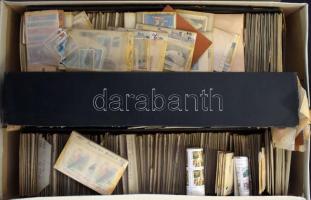 Átnézetlen, érintetlen magyar előrendező / készlet 1950-től a 70-es évekig pergamen tasakokban, 3 hosszú dobozban, eleinte inkább bélyegzett, később több példány és sok postatiszta is.