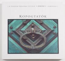 Kopogtatók. Tandem Grafikai Stúdió Anno sorozata. Bp., én., Tandem Grafikai Stúdió. Gazdag képanyaggal illusztrált. Kiadói papírkötésben, újszerű állapotban.