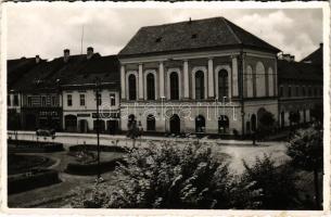 Beszterce, Bistrita; tér, Kaufmann Benő borkereskedése, Vass Lajos üzlete, Dermata, automobil / square, shops, automobile. photo (fl)