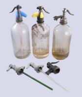 3 darab antik szódás üveg, közte kék és sárga fejbetéttel, hozzá 3 darab fejjel, néhol ütődésekkel.