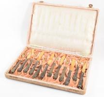 Ezüst (Ag) nyelű 6 személyes süteményes készlet. 1902-1937 közötti behozatali fémjel, díszdobozban, h: 14-15 cm