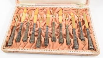 Ezüst (Ag) nyelű 6 személyes süteményes készlet. 1902-1937 közötti behozatali fémjel, díszdobozban, ...