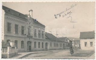 Gyergyószentmiklós, Gheorgheni; Fogarassy utca, elemi és polgári leányiskola. Lőrincz felvétele / street view, girl school. photo (non PC) (fa)