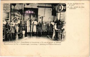 1904 Esch-Belval, Mineralbrunnen Bel-Val, Abteilung des Flaschen-Füllraumes / mineral spring, bottle...