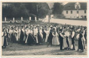 Kiscsűr, Kleinscheuern, Sura Mica; Jocul tinerimei sasesti / Tanz der Bauernjugend. Foto orig. E. Fischer / tánc, folklór / dance, folklore