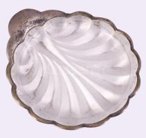 Kagylós ezüstözött fém tálka, üvegbetéttel, a betéten apró lepattanással, 12x10,5 cm