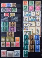 Magyar tétel, főleg darabok, kevés sor és blokk sok postatisztával, kevés régivel 20 lapos nagy csav...