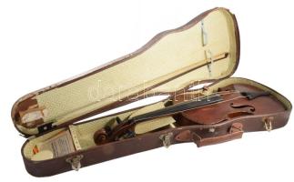 Antik hegedű, vonóval, tokkal, belül "Joseph Guarnerius Cremonae anno 1719 I.H.S" felirattal, h: 58 cm /// Állapotának felmérése személyes megtekintést igényel